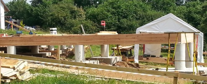 Thoma Holz100 Massivholzhaus Betonsäule Balkenlage
